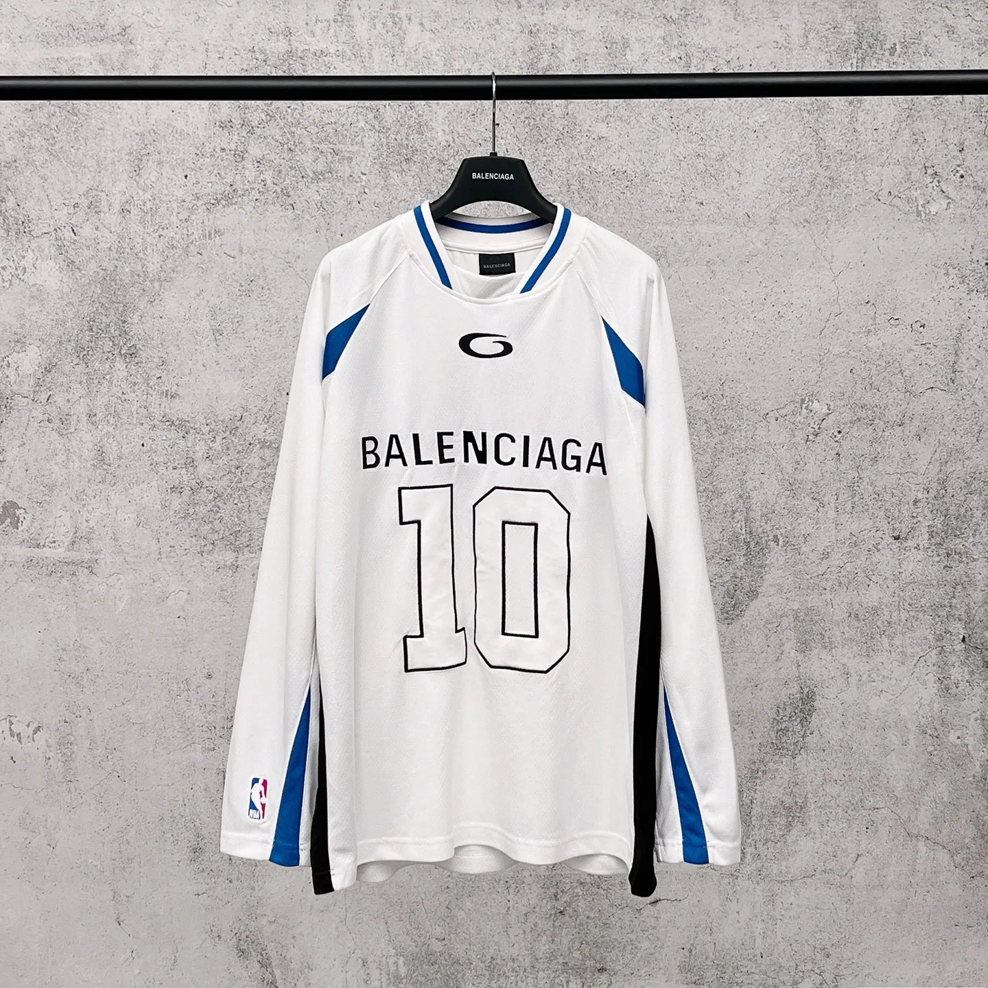 💰P135（ : ） 【 . Quality】BALENCI*GA/ SS 26New Arrival NBA Series T 。 NBASeries 。 ， 。 SS 26 New Arrival。 ， 。 。 Authentic ， 。 。 220 ， . ， 。 。 。 ， ， 。 。 。 OS . Same Style ：BL 265097 ：Black，White，Red Size：XS S M L